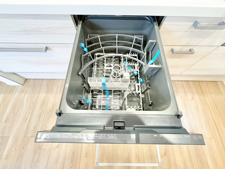 設備 家事の時短に役立つ食洗機。省スペースのビルトインタイプを採用致しました。