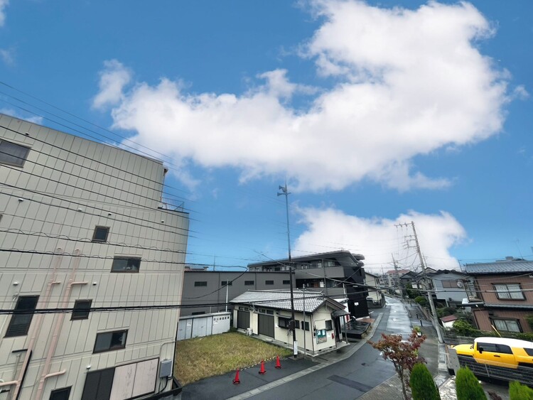 バルコニー 窓を開けると広がる青空。心をリフレッシュして日々を過ごしていきましょう。