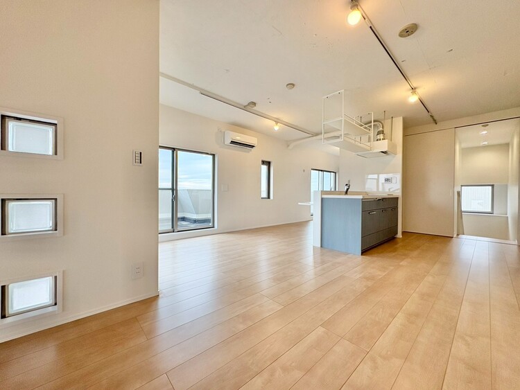 居間 忙しく過ぎゆく日常を置き去るほど、ゆったりした時間が流れるリビング。