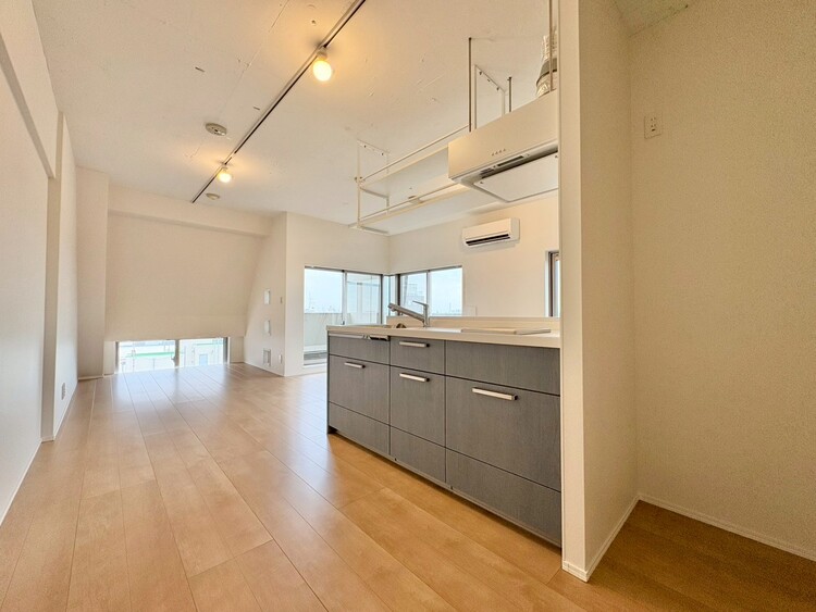 居間 居心地の良い空気感は、暮らしのステージを彩り、心からのやすらぎと満足感を与えてくれます。