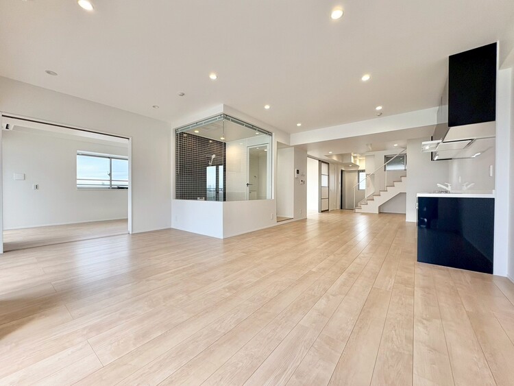 居間 飾り過ぎないシンプルな内装と偏り過ぎないデザインで統一しました。