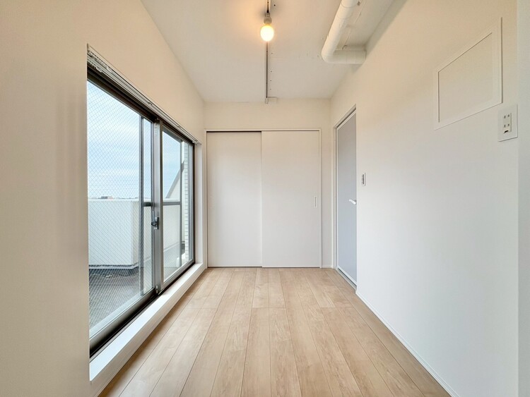 寝室 ベッドも十分に設置するスペースがあります。