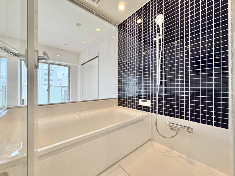 風呂 一日の疲れを癒すバスルームは、心地よいリラックスを叶える清潔感溢れる空間です。