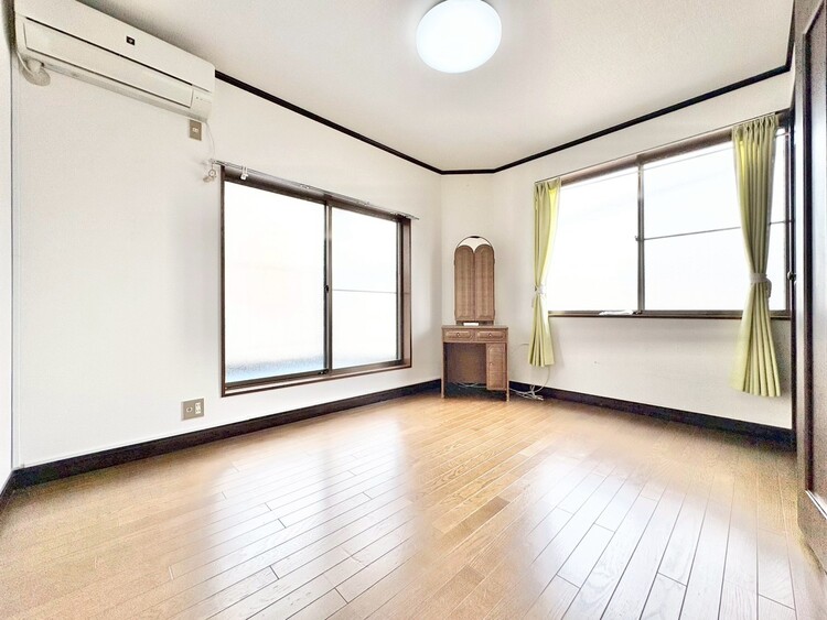 寝室 ベッドも十分に設置するスペースがあります。