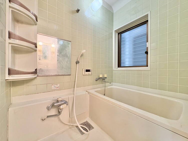 風呂 一日の疲れを癒すバスルームは、心地よいリラックスを叶える清潔感溢れる空間です。