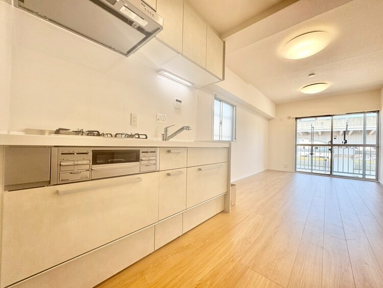 キッチン スマートな意匠と充実の機能を備えたキッチンが、暮らしにおいしい彩りを添えます。