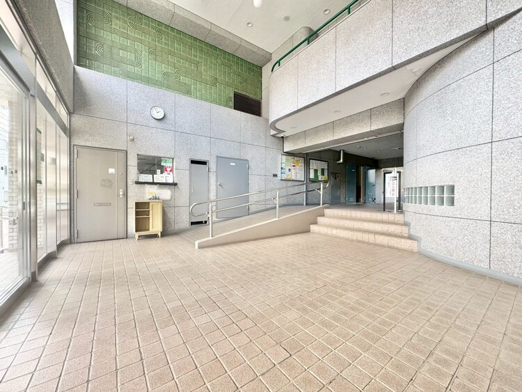 エントランス エントランス内部は、管理が行き届き清潔な共有スペースとなっています。