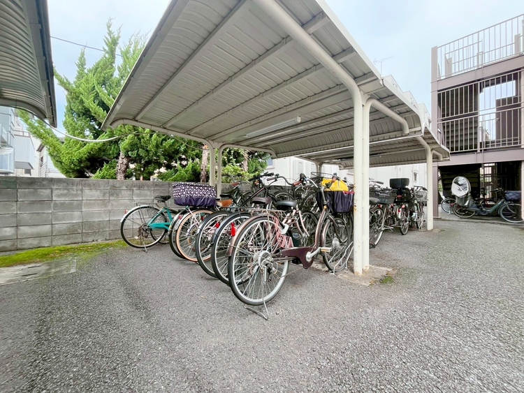 設備 整理整頓された駐輪場で、管理体制の良好さがうかがえます。