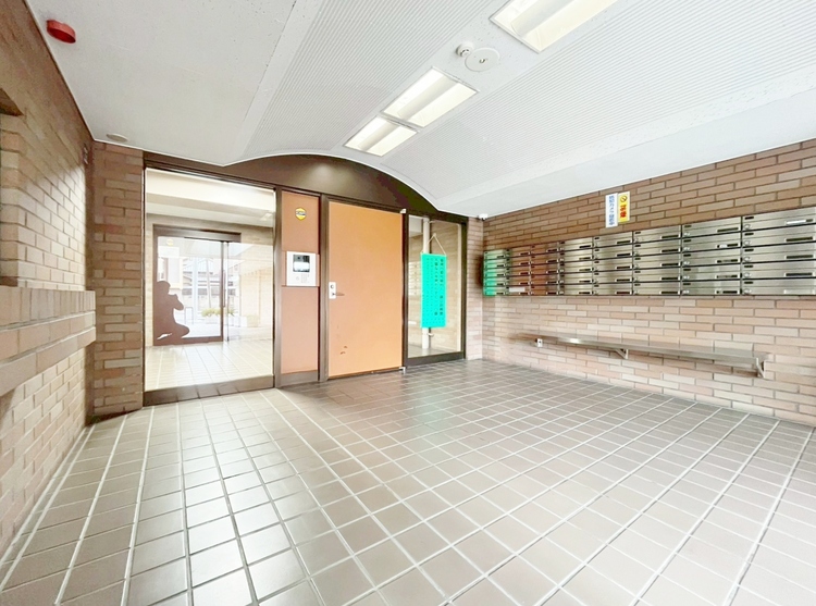 エントランス エントランス内部は、管理が行き届き清潔な共有スペースとなっています。