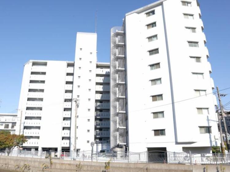 外観 10路線利用可「横浜」駅徒歩14分　「平沼橋」徒歩9分　生活に便利な設備・仕様を揃えた快適住宅です。 