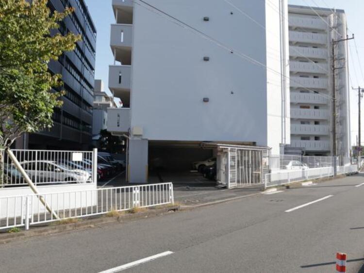 駐車場 敷地内に設けられた駐車スペース。