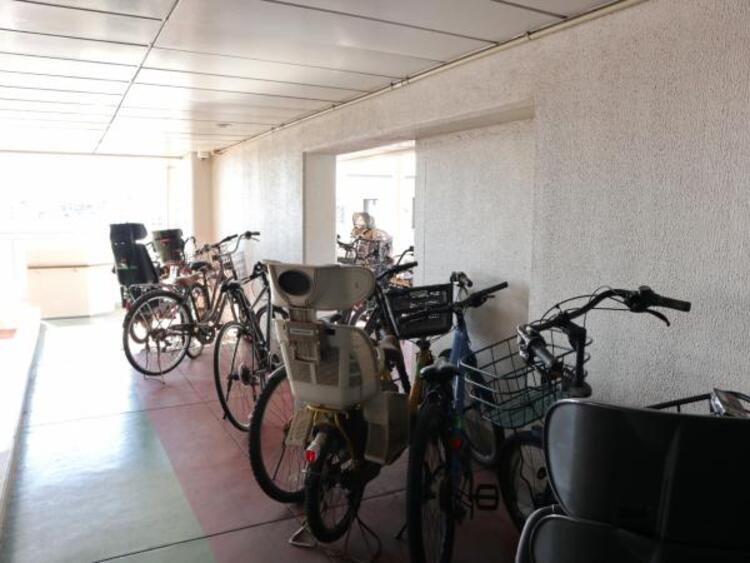 その他 屋根がついた駐輪場、自転車も濡れにくいです。