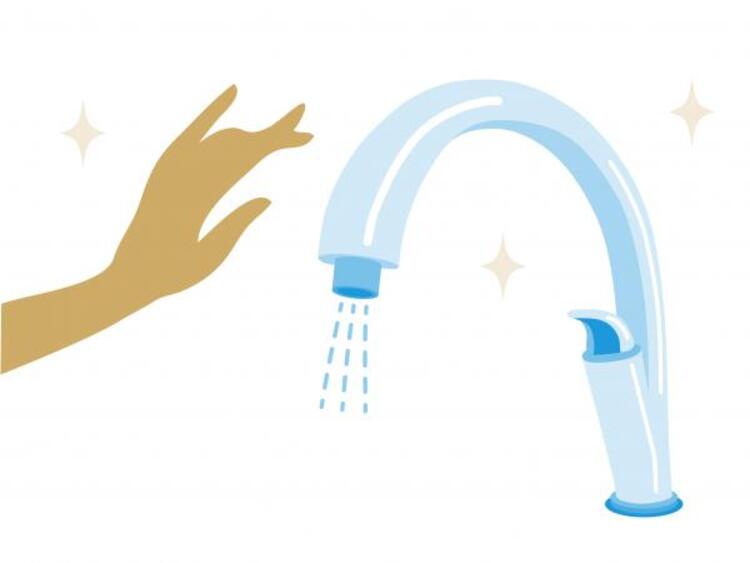 設備 センサーに手をかざすだけで水が出るタッチレス水栓。汚れた手で水栓に触れないため、調理中やウイルス対策に便利です。