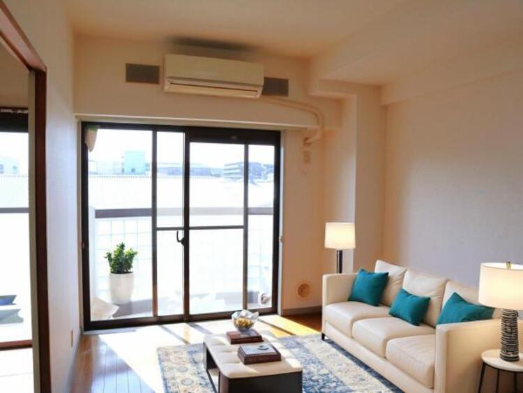 居間 リビング（配置してある家具はCGによるイメージです。）ゆとりあるキッチンスペースを備えるリビングは家族が1番くつろげる癒しの空間です。