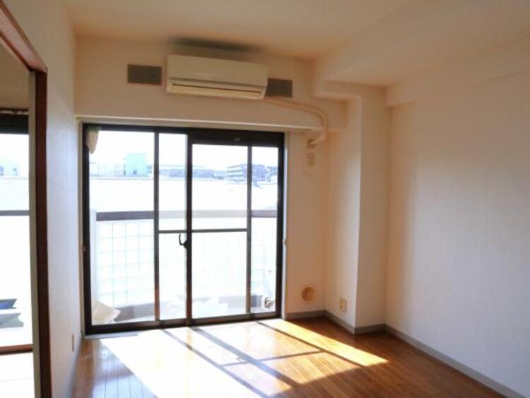 居間 落ち着きのあるリビングです。ちょっと疲れた時にお隣の和室でお昼寝できるのも嬉しいですね。