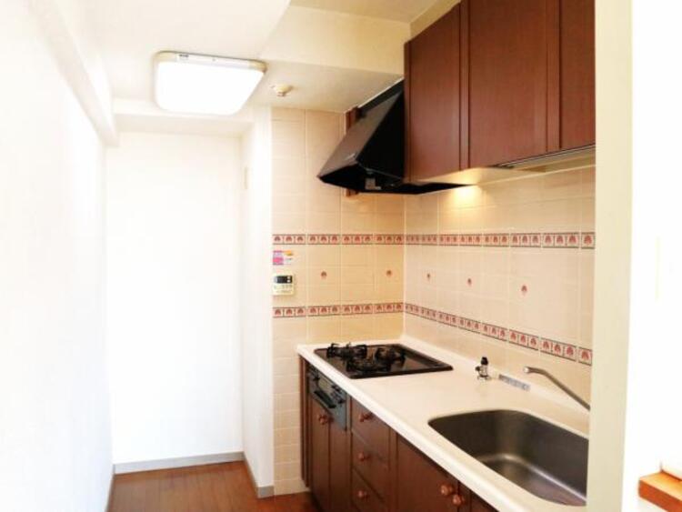 キッチン シンクやコンロの下は大容量の収納を備えスペースを有効活用。圧力鍋やパスタ鍋などのかさばる調理器具の出し入れもスムーズに行えます。 