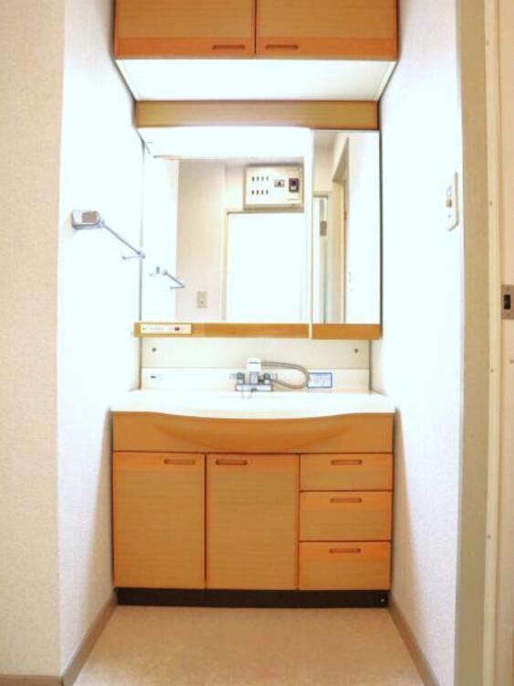 洗面 三面鏡の裏は機能的な収納を配置。コンセントも付いているため電動シェーバーや電動歯ブラシも収納できます。