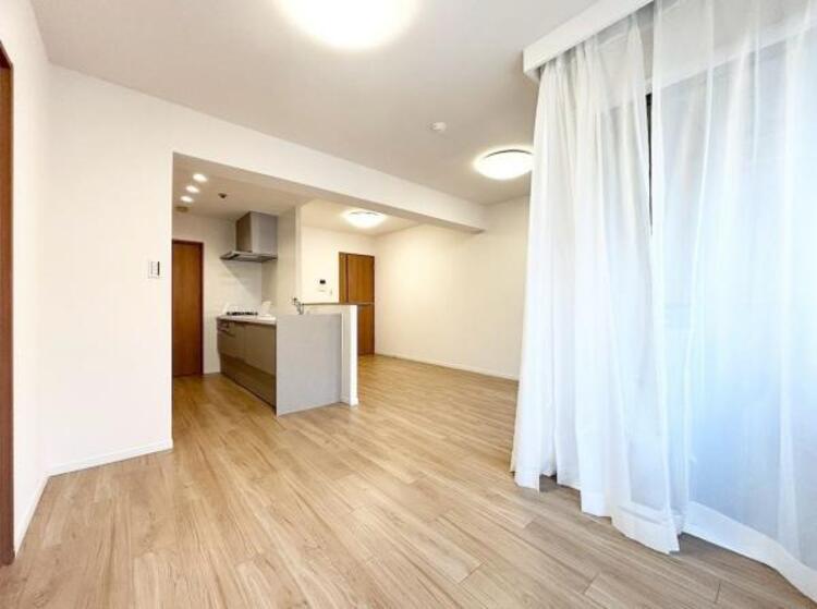 居間 LDK14.8帖　家族が集まるリビングゆったり空間に。明るい陽射しと風が入る窓配置が安らげる空間を演出します。