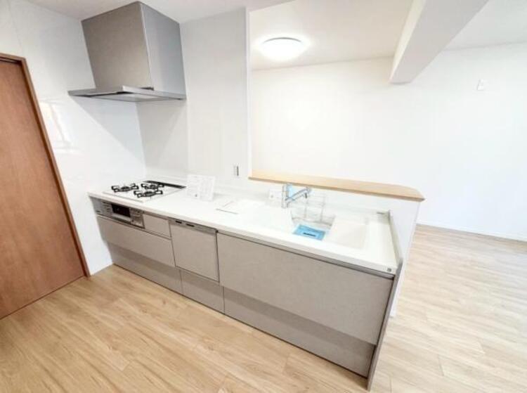 キッチン 広々とした対面式キッチンスペース。食洗機と浄水器が付き、収納力もあるキッチンはお料理が捗ります。