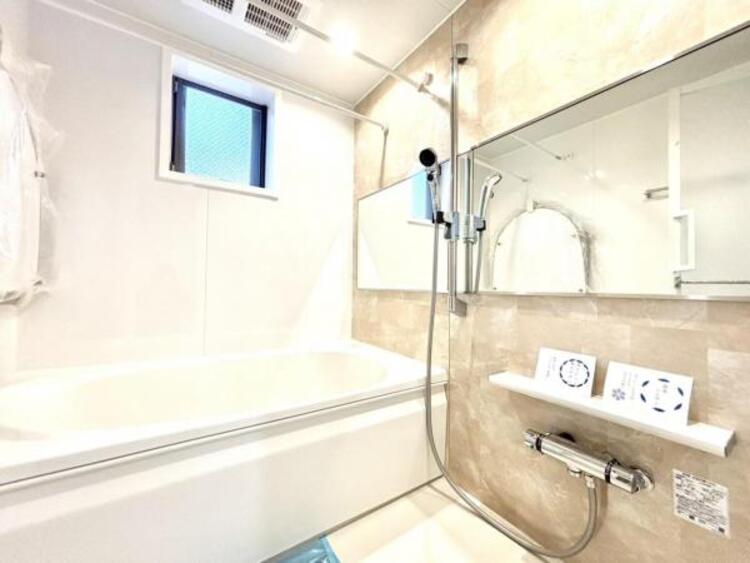 風呂 小窓や浴室乾燥機付きで雨の日の洗濯も可能です。汚れが付き辛くお掃除が楽な仕様となっております。