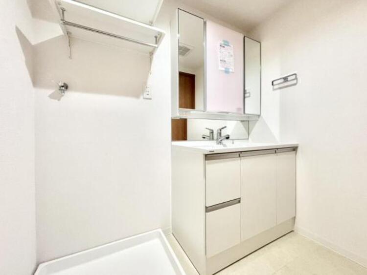 洗面 三面鏡の裏は機能的な収納を配置。コンセントも付いているため電動シェーバーや電動歯ブラシも収納できます。