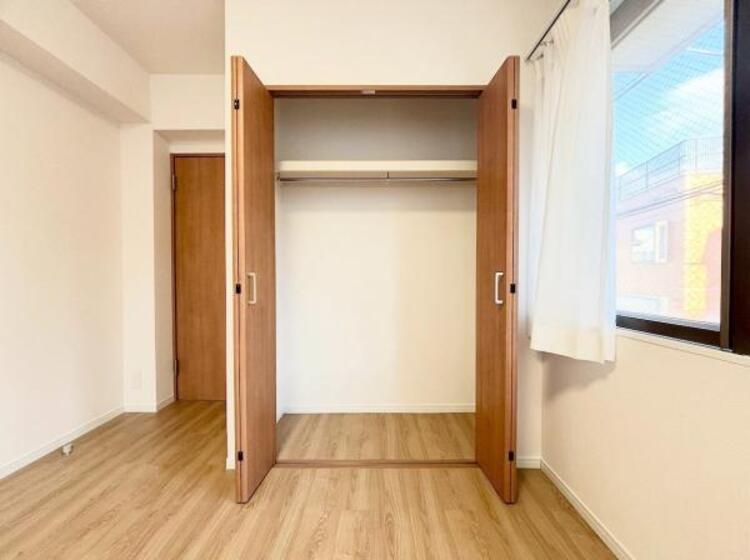 収納 クローゼットには棚やハンガーパイプが付いており、スーツや上着などがスッキリ収納可能です。