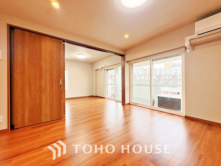 内装 【living】居心地のいい暮らしには欠かせない眩い採光。ゆったりとした幅の窓からこの空間に降り注ぐ採光が絶えない。明るいリビングこそ居心地のいい暮らしが待っているのだと思う。