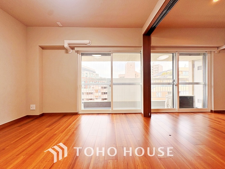 内装 風の通り道。舞い込んでくる風が優しく躍り、室内に爽やかな空気を運んでくる。そこに季節の息吹を感じて、いまがどんな季節なのかを実感する。