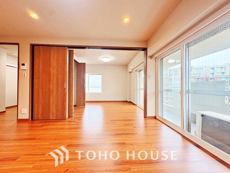 内装 叶えたかったのは落ち着きのあるナチュラルな風合い、そして開放感があるリビング。優雅な気分に浸れる幸せな時間を家族が自然と集まりたくなるこの空間で。