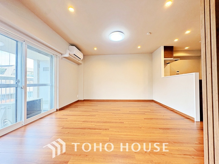 内装 ◆サンサンと◆差し込む太陽の光がこのリビングに笑いをもたらす。ソファの上のクッションがポカポカした暖気にぬくぬくと微睡んでいる。