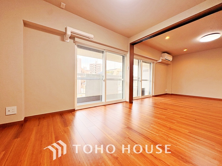 内装 使いやすく、明るい洋室に仕上がります。子供部屋や趣味のお部屋にご利用できます。ご自身で家具などを配置し、素敵な空間を創り上げられます。