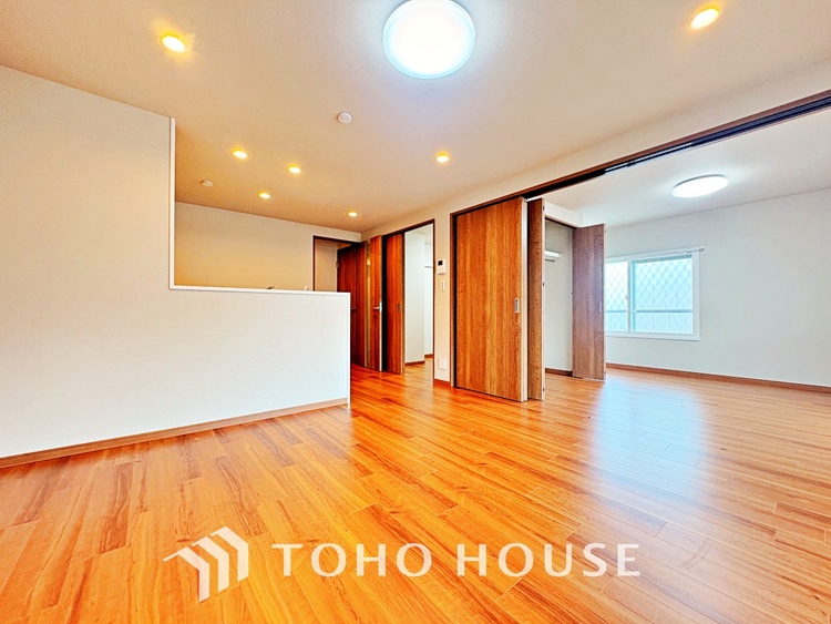 内装 ここはみんなが集い、食事と楽しい会話が始まる場所。話に夢中になりすぎて、ついつい時を忘れ、夜半過ぎになってしまう。そんな束の間の幸せを感じさせてくれます。