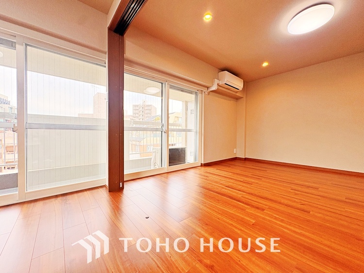 内装 使いやすく、明るい洋室に仕上がります。子供部屋や趣味のお部屋にご利用できます。ご自身で家具などを配置し、素敵な空間を創り上げられます。