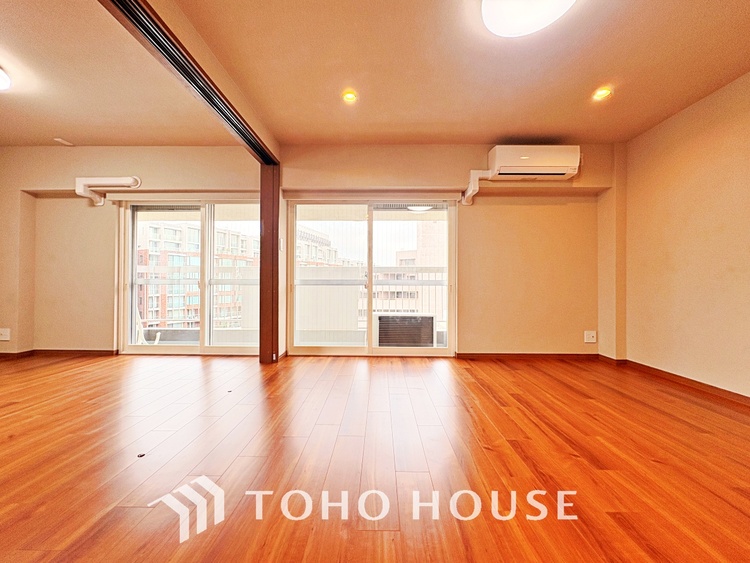 内装 使いやすく、明るい洋室に仕上がります。子供部屋や趣味のお部屋にご利用できます。ご自身で家具などを配置し、素敵な空間を創り上げられます。