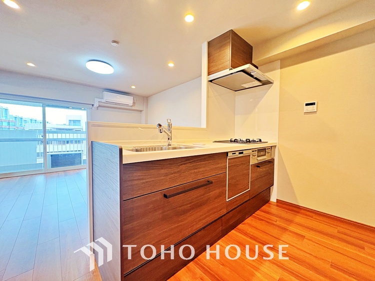 キッチン 手元の収納から、足元の収納までが全てスライド式で、奥のスペースまで有効に活用できます。奥まで上から見渡せるので、たまにしか使わない調理器具もサッと取出せます。