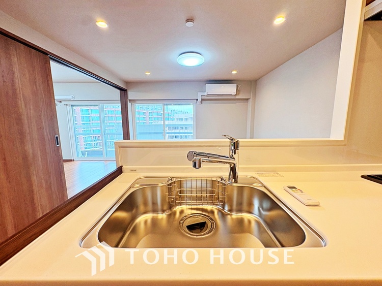 キッチン ◆愛育◆キッチンは家族の絆を育む大切な空間。シンプルで使い易いSystemKitchenで愉しく作る料理は愛情のある美味しいご馳走に。家族で使える広々としたダイニングキッチンです。