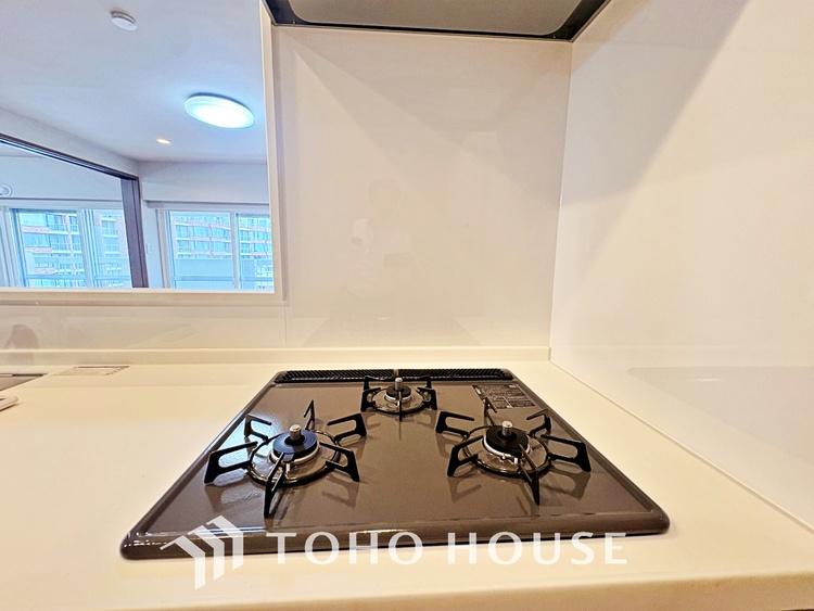 キッチン キッチンは家族の絆を育む大切な空間。シンプルで使い易いシステムキッチンで愉しく作る料理は愛情のある美味しいご馳走に。家族で使えるダイニングキッチンです。