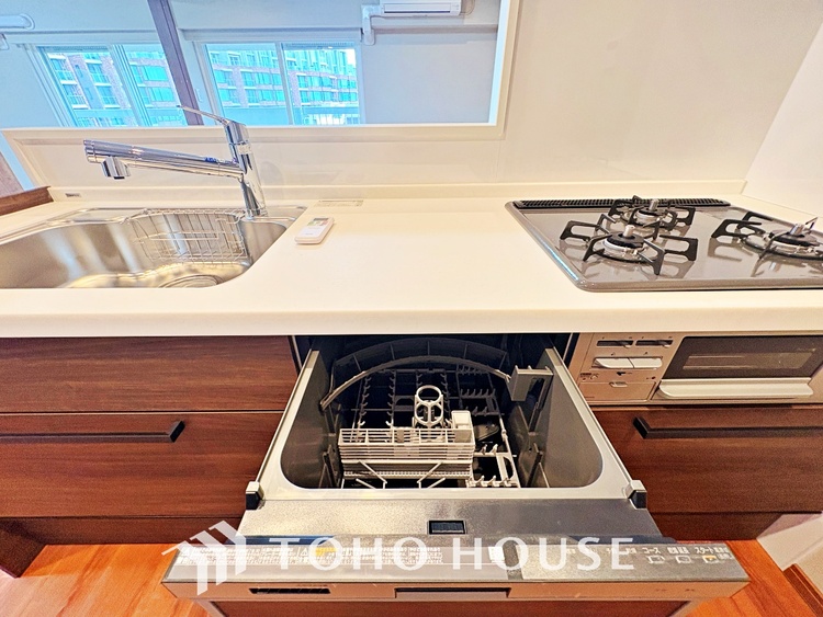 キッチン 広々としたキッチンのシンクは、料理の準備と片付けを楽にし、使いやすさを最大限に引き立てます。