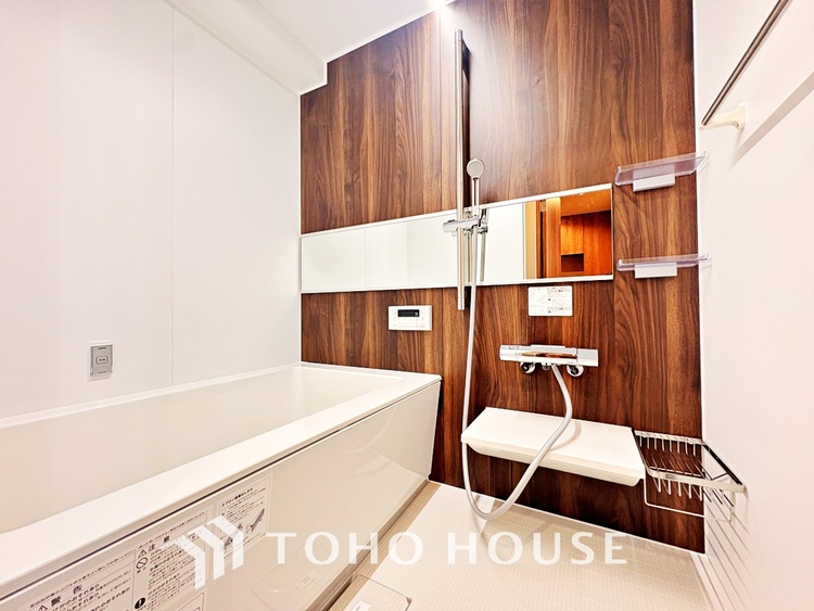 風呂 【浴室】《一日の疲れを落としてくれる場所は、落ち着く場所でなければならない》　高級感溢れるカラーと大きさ・柔らかな曲線で構成された半身浴も楽しめるバスタブが心地よさをもたらします。