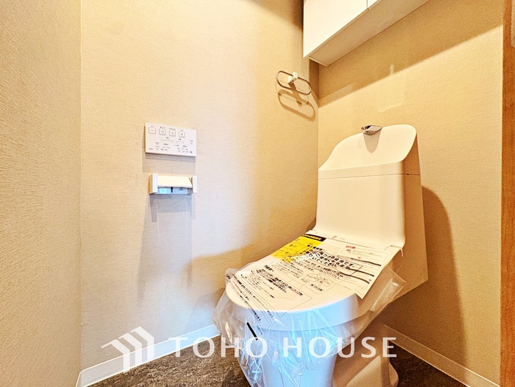 トイレ 清潔感あるホワイト調のクロスと温もり溢れるモダンカラーの床材が見事に調和した本邸宅は、毎日の生活を少しでも快適に過ごして頂ける様に落ち着いた雰囲気作りから行っています。