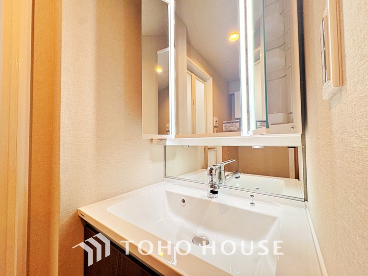 洗面 気持ちの良い朝をつくりだし、夕方には笑顔を取り戻させてくれるミラー。パウダールームはいつでも本来の自分を取り戻せる空間。明るく仕上げてあります。