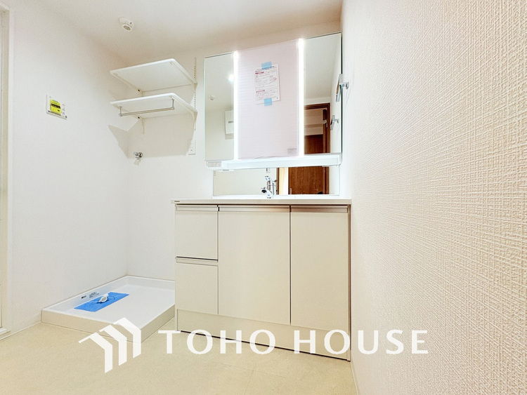 洗面 白を基調とした清潔感のある洗面室で朝の身支度を