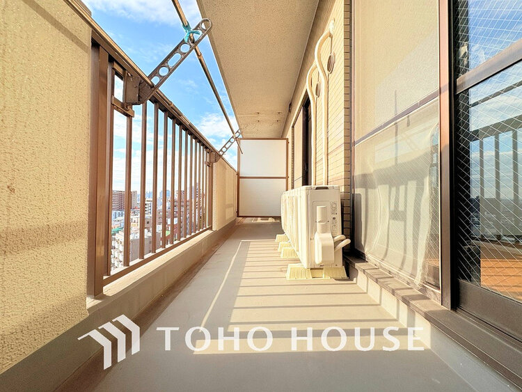 バルコニー 日当たりの良いバルコニーで晴れの日の洗濯物も楽しみになりますね