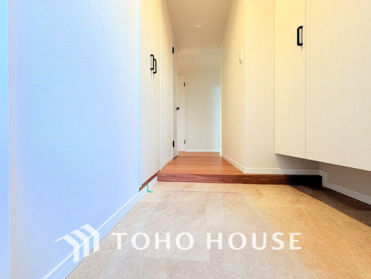 玄関 落ち着いた雰囲気の玄関、家族の帰りを暖かく迎えてくれます