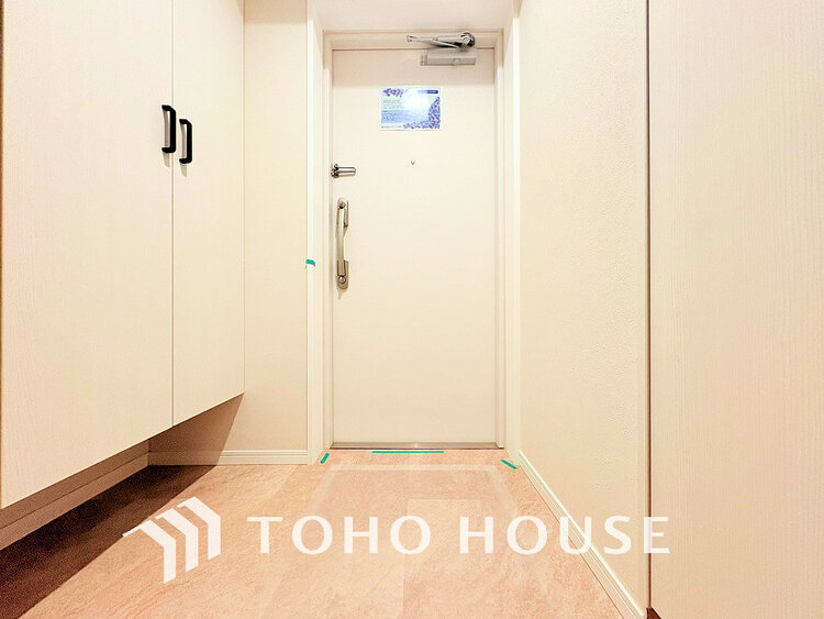 玄関 天井まである玄関収納はご家族分の履物も余裕で収納可能