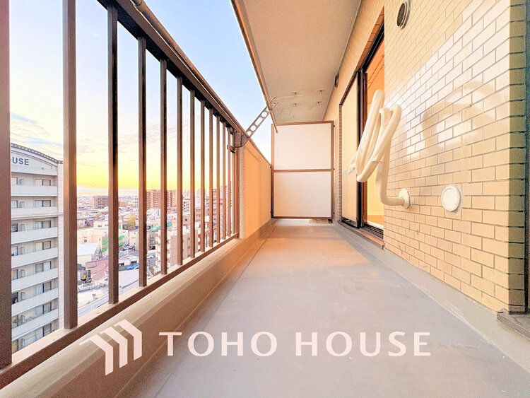 バルコニー 日当たりの良いバルコニーで晴れの日の洗濯物も楽しみになりますね