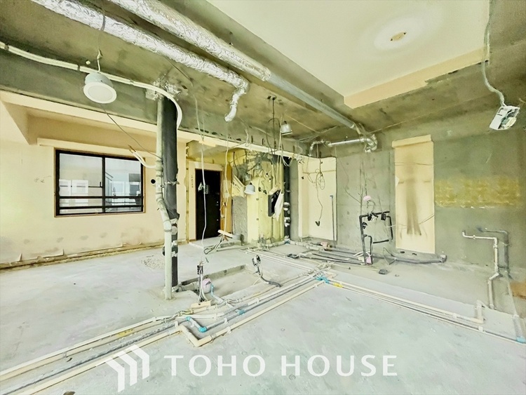 内装 見上げれば高い空。手を伸ばせば吸い込まれそうな突き抜ける空間。空が高いと気持ちも高揚します。空さえも楽しむ生活を始めませんか。