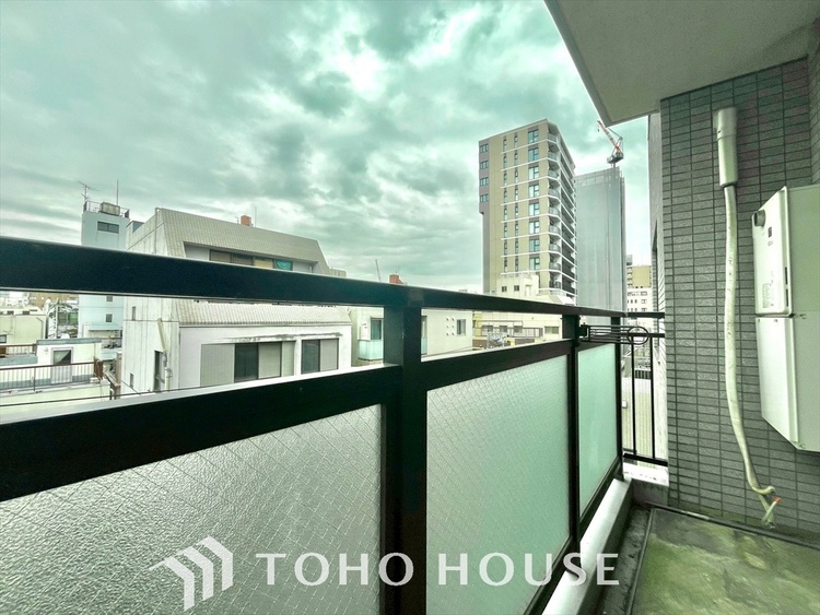 バルコニー 陽溜まりの温もりを感じ、ふわりと寄り添う太陽の妖精たちが自然と僕達を微睡ませる。うとうとしたい訳ではないがそんな時間が嫌いじゃない自分がここにいる。