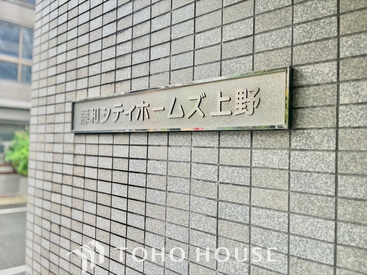 エントランス 陽溜まりの温もりを感じ、ふわりと寄り添う太陽の妖精たちが自然と僕達を微睡ませる。うとうとしたい訳ではないがそんな時間が嫌いじゃない自分がここにいる。