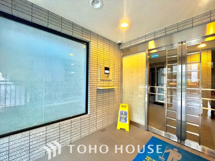 エントランス 住まいの未来は美しい。理想を超えた毎日へ。ここには地上から遠く離れた静穏や時を忘れる感動があり空に残る白い航跡だけが時の流れを伝えます